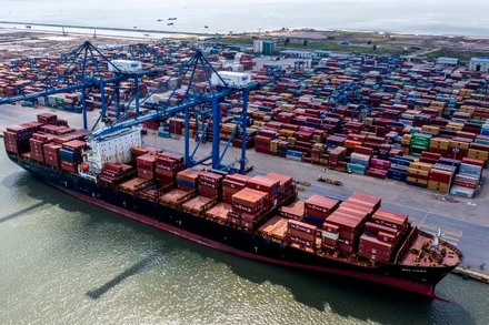 Bốc xếp container ở cảng Đình Vũ (Hải Phòng). (Ảnh minh họa: THÀNH ĐẠT) 