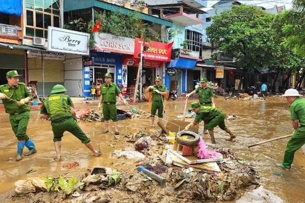 Các lực lượng tham gia hỗ trợ người dân Tuyên Quang dọn vệ sinh, rác thải, bùn đất sau khi siêu bão Yagi đi qua để sớm quay lại với cuộc sống thường nhật. (Ảnh: HẢI CHUNG) 