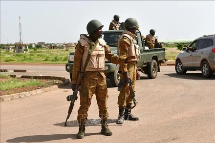 Binh sĩ Burkina Faso tuần tra tại thủ đô Ouagadougou. (Ảnh: AFP/TTXVN)