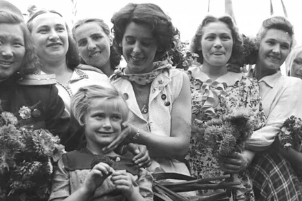 Bà Raymonde Dien (giữa) tại Berlin, Cộng hòa dân chủ Đức, tháng 8/1951.