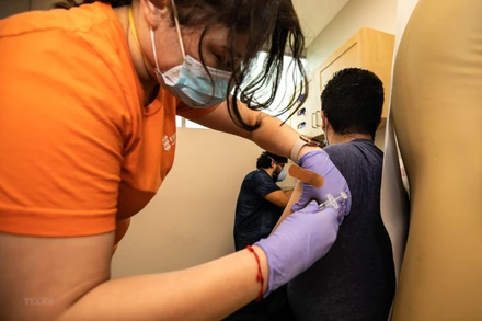 Nhân viên y tế tiêm vaccine phòng bệnh đậu mùa khỉ cho người dân tại Chicago, Mỹ. (Ảnh: THX/TTXVN)