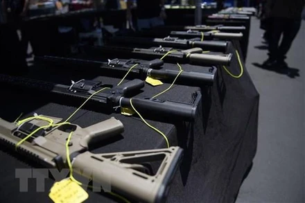 Súng được bày bán tại cửa hàng ở Costa Mesa, bang California, Mỹ. (Ảnh: AFP/TTXVN)