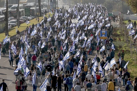 Người dân tham gia biểu tình phản đối kế hoạch cải cách tư pháp, tại Tel Aviv, Israel. (Nguồn: AFP/TTXVN)