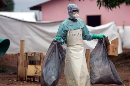 Nhân viên y tế tại 1 khu cách ly có thi thể bệnh nhân Marburg tại Angola trong đợt bùng dịch trước đây. (Ảnh: Reuters)