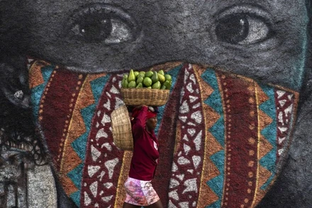 Một người phụ nữ đội trái cây ở Port-au-Prince, Haiti. (Ảnh minh họa: Xinhua) 