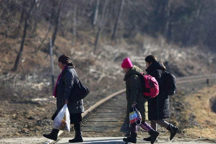 Người tị nạn Ukraine rời đất nước đến Ba Lan lánh nạn, Kroscienko, Ba Lan, ngày 22/3/2022. (Ảnh minh họa: Reuters)