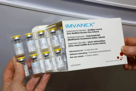 Các lọ chứa vaccine phòng đậu mùa khỉ tại 1 trung tâm tiêm chủng ở Nice, Pháp. (Ảnh minh họa: Reuters)