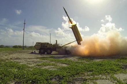 Hệ thống phòng thủ tên lửa tầm cao giai đoạn cuối THAAD của Mỹ được vận hành thử nghiệm tại đảo Wake, Thái Bình Dương. (Ảnh: AFP/TTXVN)
