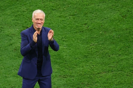 Huấn luyện viên Deschamps mừng chiến thắng trước Marco ở trận bán kết World Cup 2022. (Ảnh: Reuters)