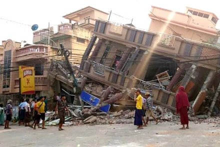 Tòa nhà sụp xuống ở Mandalay, Myanmar. (Ảnh: Tân Hoa xã)