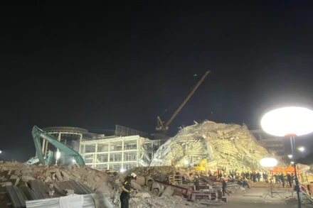 Công tác cứu hộ, cứu nạn tại tòa nhà 30 tầng bị đổ sập tại Bangkok. (Ảnh: XUÂN SƠN)