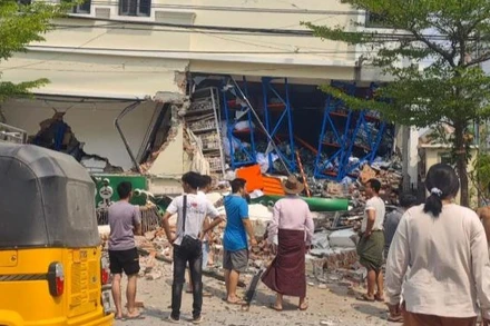 Một tòa nhà bị hư hại sau trận động đất ở Mandalay, Myanmar, ngày 28/3/2025. (Ảnh: Xinhua) 