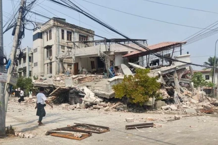 Một tòa nhà bị hư hại sau trận động đất ở Mandalay, Myanmar, ngày 28/3/2025. (Ảnh: Xinhua) 