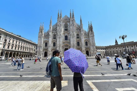 Người dân và du khách tại Quảng trường Duomo, Milan, Italia, ngày 21/7/2022. (Ảnh: Reuters)