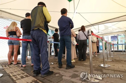 Người dân xếp hàng chờ xét nghiệm tại Trung tâm Y tế công cộng Yongsan-gu, Seoul, Hàn Quốc, ngày 6/9/2022. (Ảnh: Yonhap)