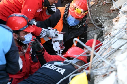 Lực lượng cứu hộ tìm kiếm nạn nhân tại hiện trường đổ nát sau động đất ở Antakya, tỉnh Hatay, Thổ Nhĩ Kỳ, ngày 11/2/2023. (Ảnh: THX/TTXVN)