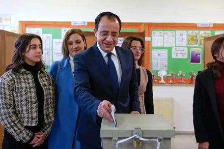 Ông Nikos Christodoulides tại 1 điểm bỏ phiếu. (Nguồn: EPA)