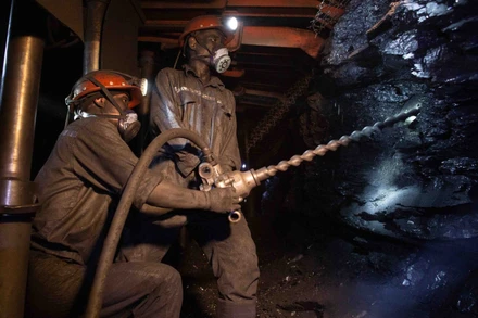 Công nhân khai thác than trong hầm lò.