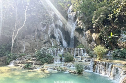 Thác Kuangsi, một trong những điểm du lịch nổi tiếng của Luang Prabang. (Ảnh: HẢI TIẾN)