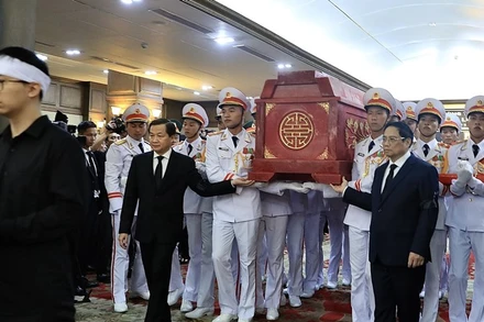 Thủ tướng Phạm Minh Chính và Phó Thủ tướng Lê Minh Khái đưa linh cữu Phó Thủ tướng Lê Văn Thành. (Ảnh: TTXVN)