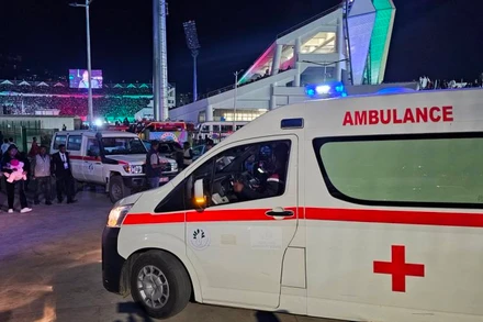 Xe cứu thương bên ngoài sân vận động sau thảm kịch giẫm đạp trước giờ khai mạc Đại hội thể thao các quốc đảo Ấn Độ Dương. (Ảnh: X/Antoine Forestier)