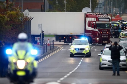 Cảnh sát Anh đưa container chứa thi thể 39 người Việt khỏi khu công nghiệp ở hạt Essex, Anh, ngày 23/10/2019. (Ảnh: Reuters)