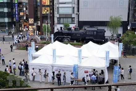 Người dân xếp hàng chờ xét nghiệm Covid-19 tại Tokyo, Nhật Bản. (Ảnh: Kyodo/TTXVN)