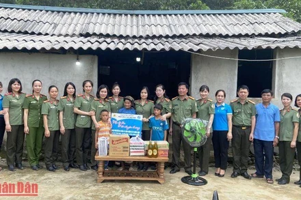 Ngôi nhà nhỏ của 2 trẻ mồ côi thêm ấm áp tình người bởi tấm lòng thiện nguyện của cán bộ, chiến sĩ Công an Thanh Hóa.