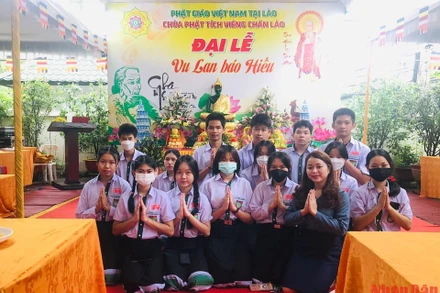 Các học sinh người Việt ở thủ đô Vientiane (Lào) tham dự Đại lễ Vu lan báo hiếu.