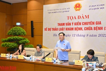 Chủ tịch Quốc hội Vương Đình Huệ, Phó Chủ tịch Thường trực Quốc hội Trần Thanh Mẫn dự và chủ trì tọa đàm. (Ảnh: DUY LINH)