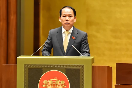 Chủ nhiệm Ủy ban Pháp luật của Quốc hội Hoàng Thanh Tùng trình bày tờ trình. (Ảnh: THỦY NGUYÊN) 