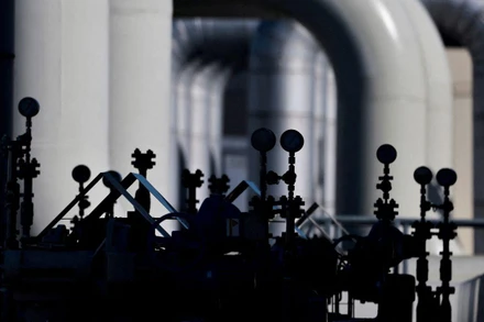 Liên minh cầm quyền tại Đức đã thông qua gói cứu trợ giúp người dân và doanh nghiệp khi giá năng lượng tăng cao. Trong ảnh: đường ống dẫn dầu thuộc dự án Dòng chảy phương Bắc 1 ở Lubmin, Đức. (Nguồn: Reuters) 