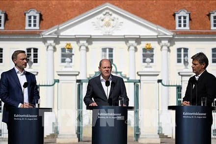 Thủ tướng Đức Olaf Scholz (giữa), Phó Thủ tướng kiêm Bộ trưởng Kinh tế Robert Habeck (phải) và Bộ trưởng Tài chính Christian Lindner tại cuộc họp báo ở Meseberg, ngày 31/8/2022. (Ảnh: AFP/ TTXVN) 
