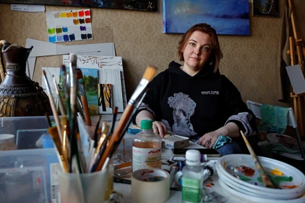 Nghệ sĩ Alyona Kazinskaya, một trong những người sống sót sau vụ tấn công khủng bố tại phòng hòa nhạc Crocus City Hall, chụp ảnh trong cuộc phỏng vấn với Reuters tại studio của cô ở Moscow, Nga, ngày 27/3/2024. (Ảnh: Reuters) 