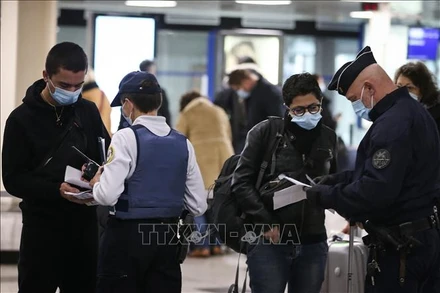 Lực lượng an ninh Pháp kiểm tra chứng nhận âm tính với virus SARS-CoV-2 gây bệnh Covid-19 của hành khách tại sân bay Napoleon Bonaparte ở Ajaccio, đảo Corsica thuộc Pháp. (Ảnh: AFP/TTXVN)