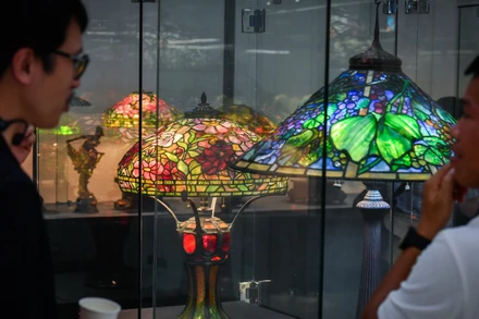 Bảo tàng trưng bày khoảng 2.000 tác phẩm nghệ thuật kính màu các loại được sưu tầm từ nhiều quốc gia trên thế giới. (Ảnh: THÀNH ĐẠT)