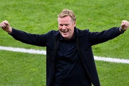 HLV Ronald Koeman ăn mừng sau trận đấu với Thổ Nhĩ Kỳ. (Ảnh: Reuters) 