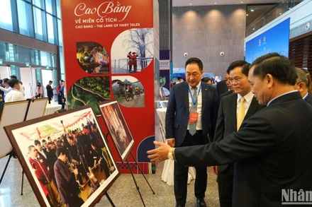 Các đại biểu tham quan “Không gian Cao Bằng” bên lề hội nghị, giới thiệu về vẻ đẹp thiên nhiên, con người, cũng như tiềm năng, lợi thế của Cao Bằng. (Ảnh: TRUNG HƯNG) 