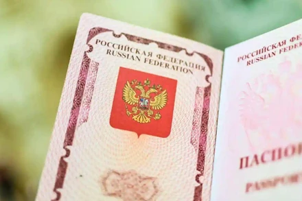 Một cuốn hộ chiếu Nga. (Ảnh minh họa: NurPhoto/Rex/Shutterstock)