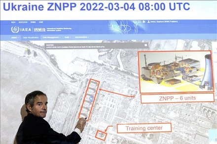 Tổng Giám đốc Cơ quan Năng lượng nguyên tử quốc tế (IAEA) Rafael Grossi bên tấm bản đồ nhà máy điện Zaporizhzhia tại cuộc họp báo ở Vienna, Áo. (Ảnh: AFP/TTXVN)
