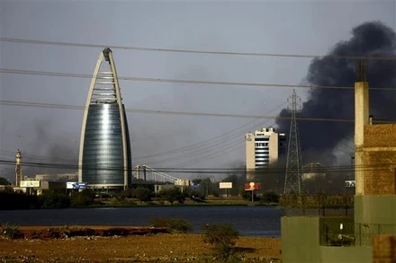 Khói bốc lên sau giao tranh tại Khartoum, Sudan, ngày 19/4/2023. (Ảnh: THX/TTXVN)