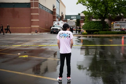 Cảnh sát phong toả hiện trường vụ xả súng ở trung tâm thương mại thuộc Greenwood, vùng ngoại ô Indianapolis, thủ phủ bang Indiana (Mỹ), ngày 17/7/2022. (Ảnh: New York Times)