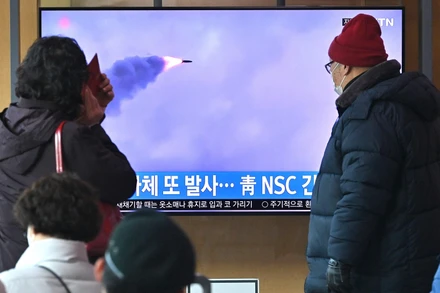 Người dân theo dõi qua truyền hình ở nhà ga Seoul (Hàn Quốc) về vụ phóng vật thể chưa xác định của Triều Tiên, sáng 27/2/2022. (Ảnh minh họa: AFP/TTXVN)