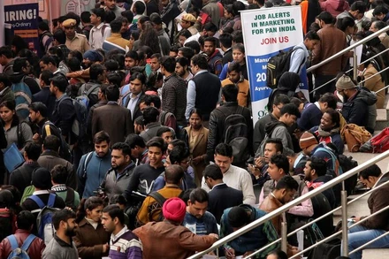 Việc tạo việc làm ở Nam Á đang chậm hơn tốc độ tăng trưởng dân số của khu vực này. Trong ảnh, người lao động tham gia hội chợ việc làm ở New Delhi, Ấn Độ. (Ảnh: Reuters) 