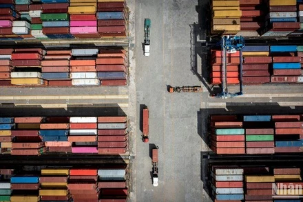 Bốc dỡ hàng hóa tại cảng Đình Vũ, Hải Phòng. (Ảnh minh họa: THÀNH ĐẠT) 