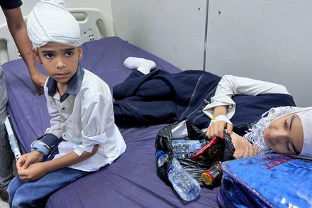 Trẻ em bị thương được chăm sóc y tế tại bệnh viện sau vụ tai nạn ở Basra, Iraq, ngày 2/4/2024. (Ảnh: Reuters) 