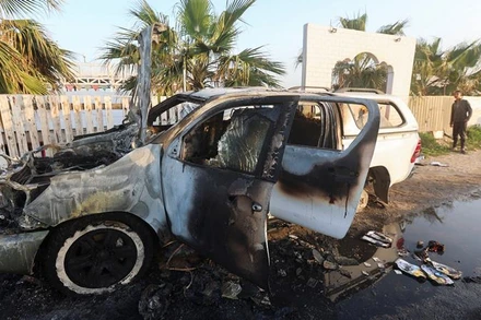 Chiếc xe chở các nhân viên của World Central Kitchen (WCK) cháy đen sau khi trúng không kích từ phía Israel, Deir Al-Balah, Gaza, ngày 2/4/2024. (Ảnh: Reuters) 