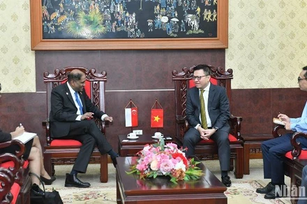 Tổng Biên tập Lê Quốc Minh tiếp Đại sứ Singapore Jaya Ratnam tới thăm và làm việc tại Báo Nhân Dân. (Ảnh: ĐĂNG KHOA)