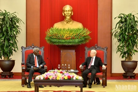 Tổng Bí thư Nguyễn Phú Trọng tiếp đồng chí Esteban Lazo Hernandez, Ủy viên Bộ Chính trị, Chủ tịch Quốc hội Chính quyền Nhân dân Cộng hòa Cuba tại Trụ sở Trung ương Đảng. (Ảnh: ĐĂNG KHOA) 