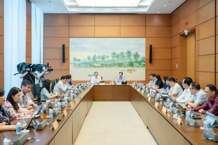 Chủ tịch Quốc hội Trần Thanh Mẫn tham dự phiên thảo luận tại Tổ 13 gồm Đoàn đại biểu Quốc hội các tỉnh: Bắc Ninh, Đắk Lắk, Lạng Sơn và Hậu Giang. (Ảnh: DUY LINH)